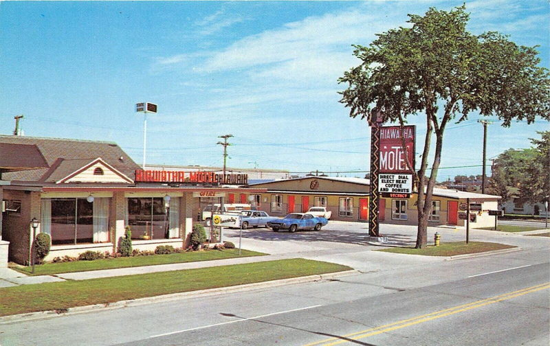 Hiawatha Motel - Old Postcard